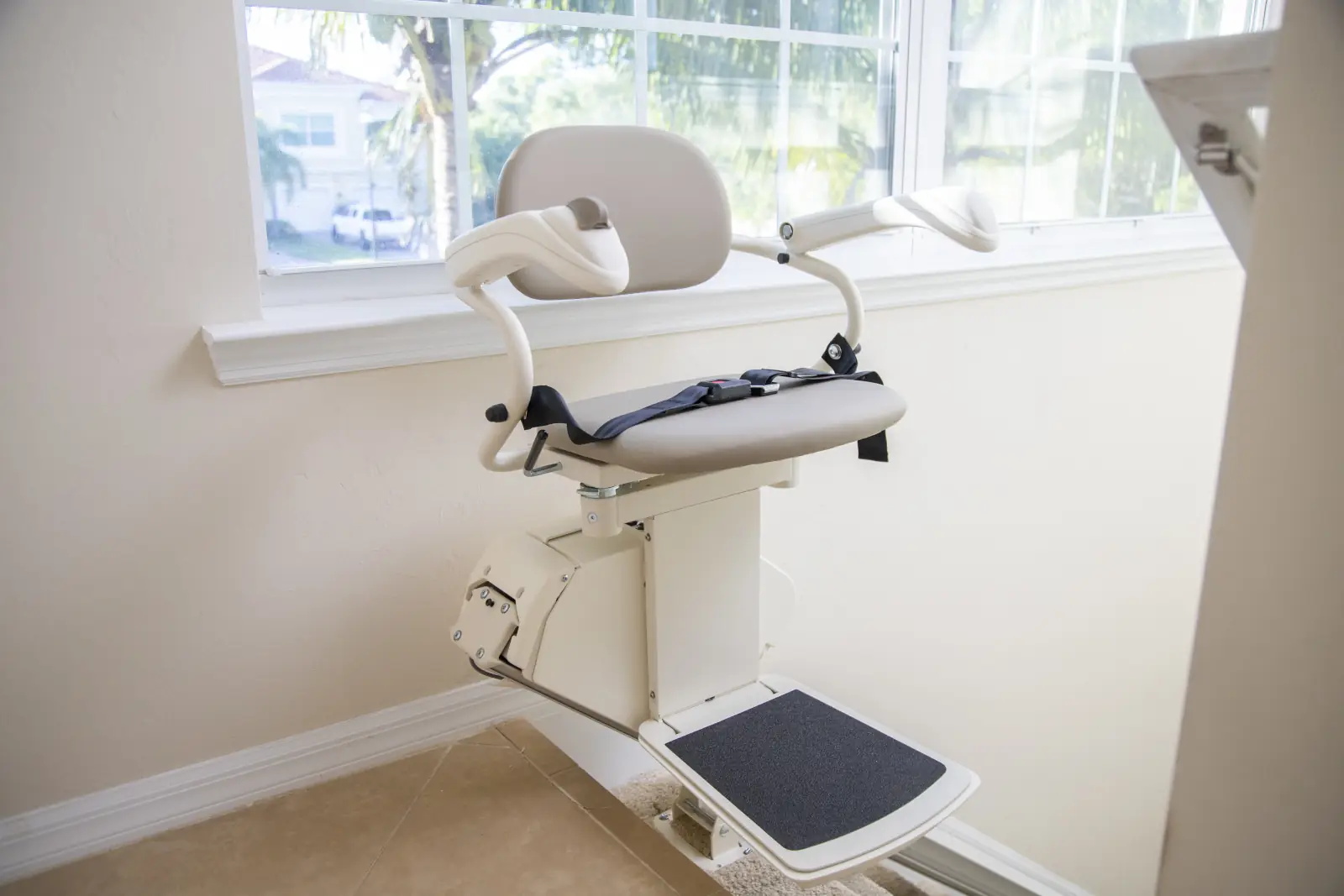 Harmar Pinnacle SL-300 Straight Rail Stairlift