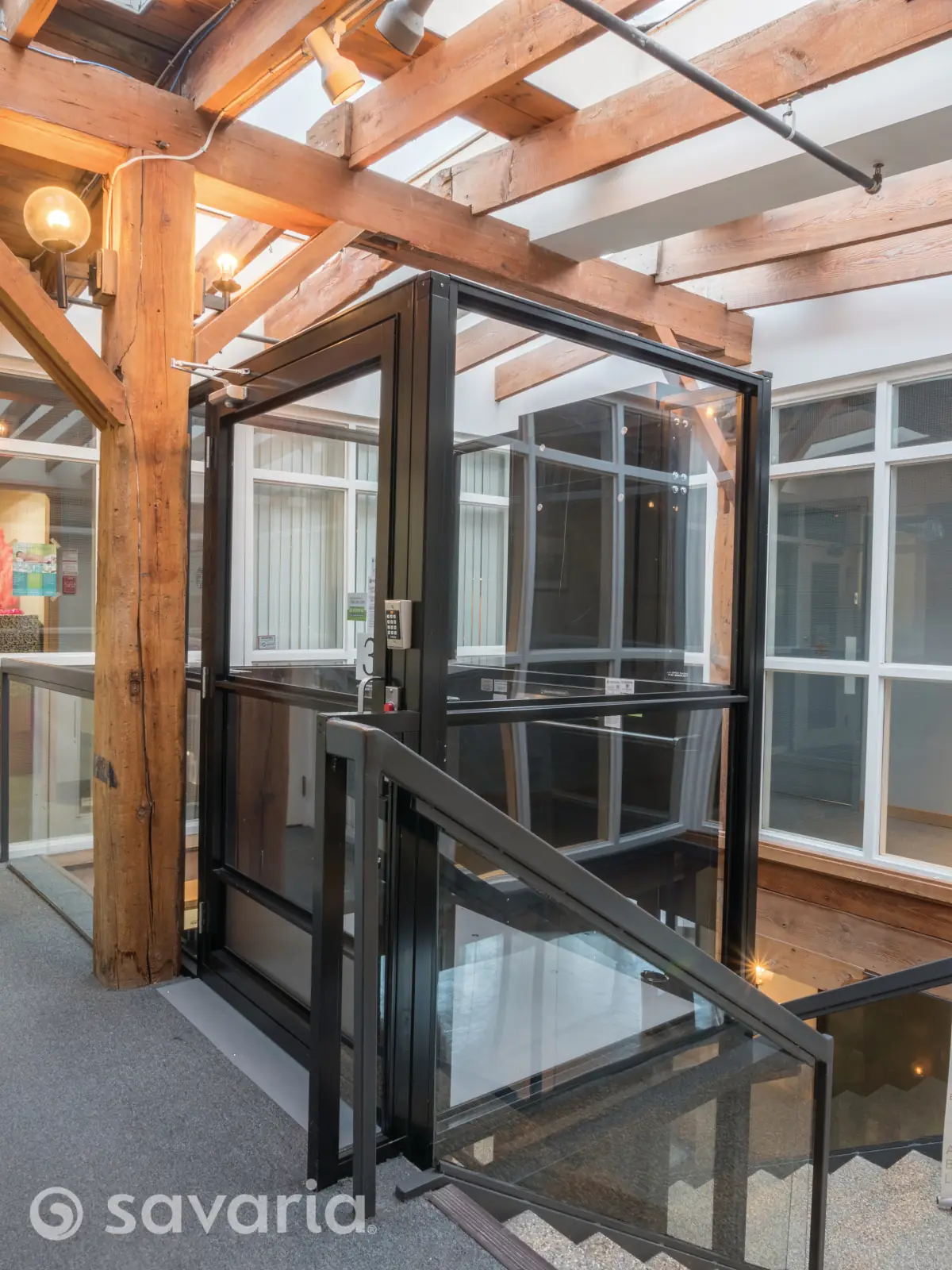 Savaria V-1504 Hydraulic Wheelchair Lift (Residential)